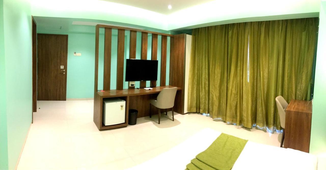 Hotel Seven Oaks Нави Мумбаи Экстерьер фото