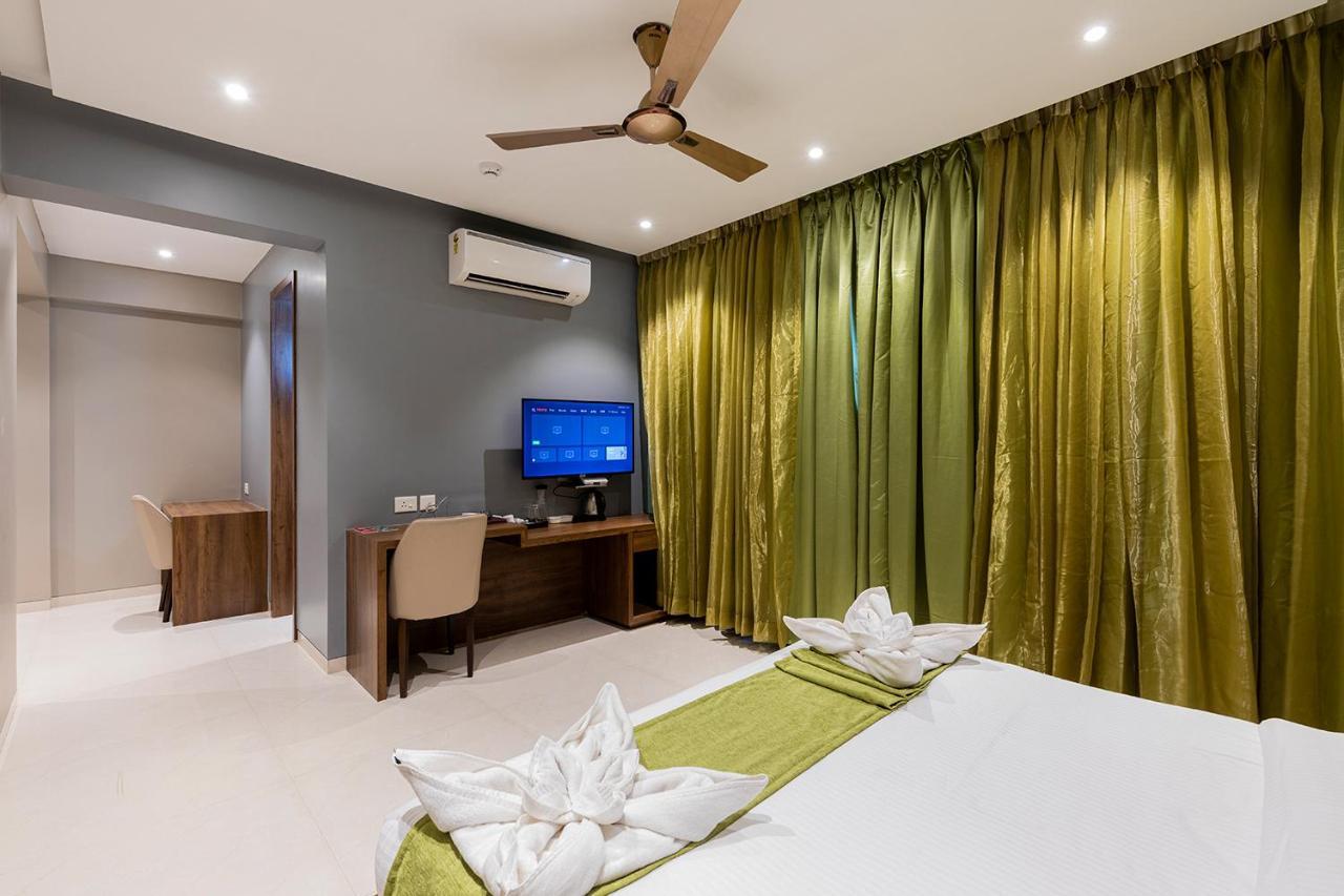 Hotel Seven Oaks Нави Мумбаи Экстерьер фото
