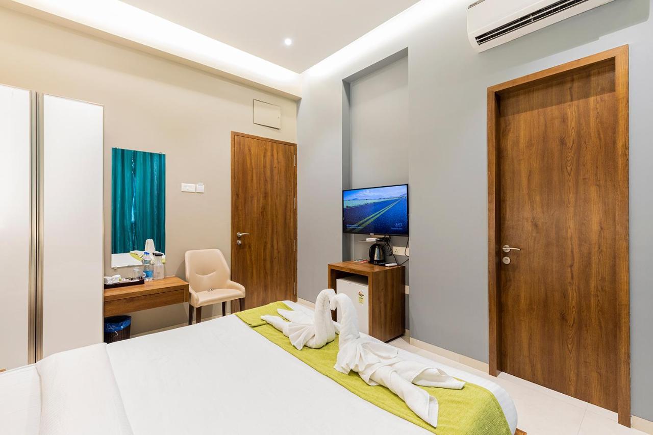 Hotel Seven Oaks Нави Мумбаи Экстерьер фото