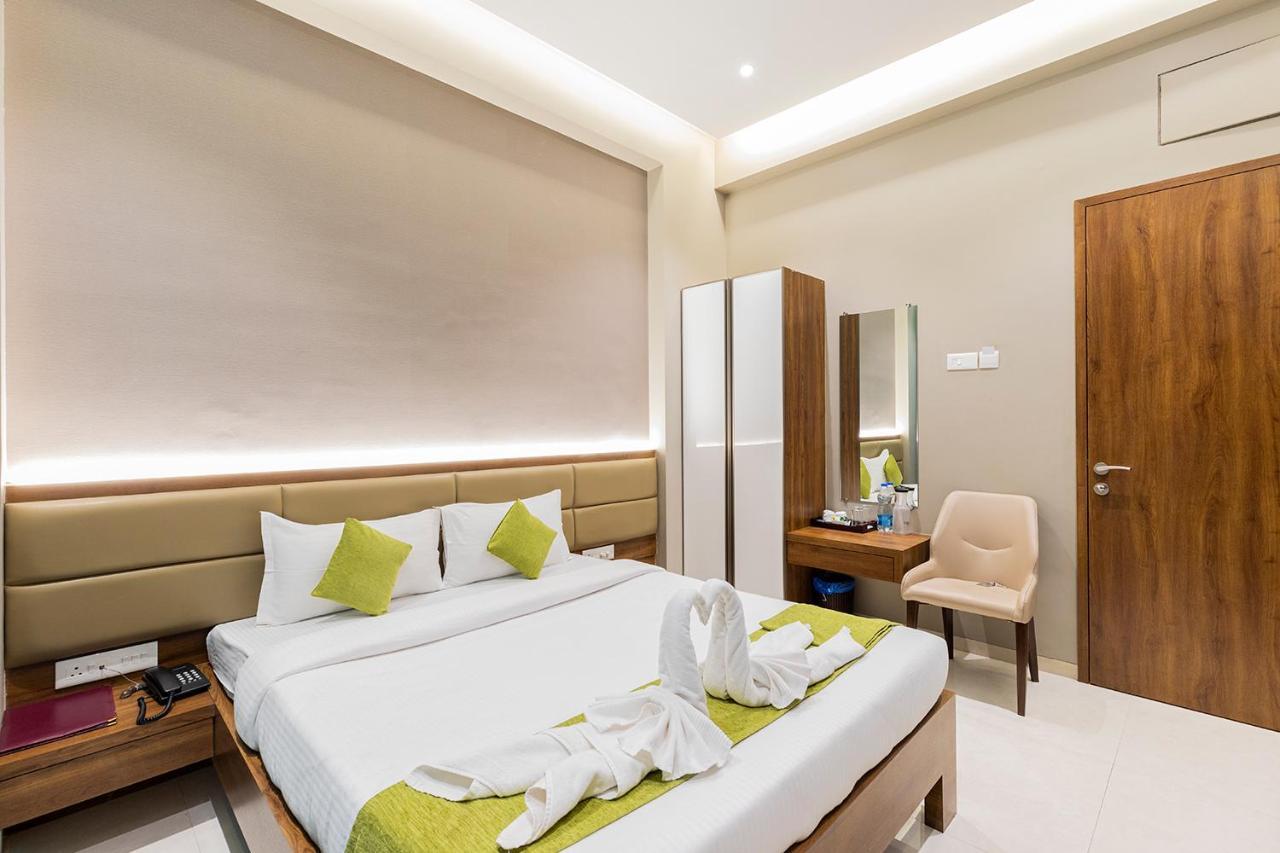 Hotel Seven Oaks Нави Мумбаи Экстерьер фото