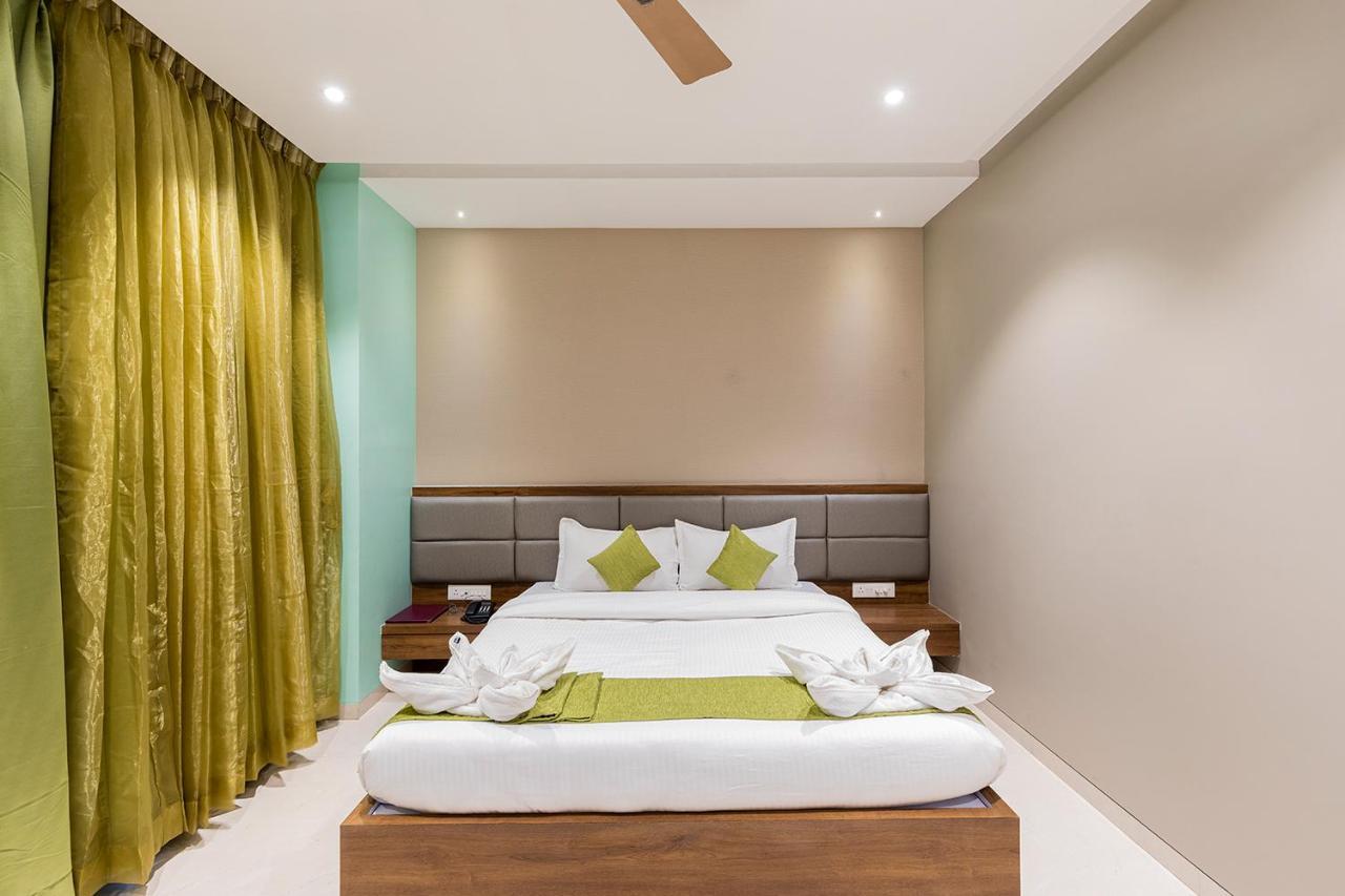 Hotel Seven Oaks Нави Мумбаи Экстерьер фото