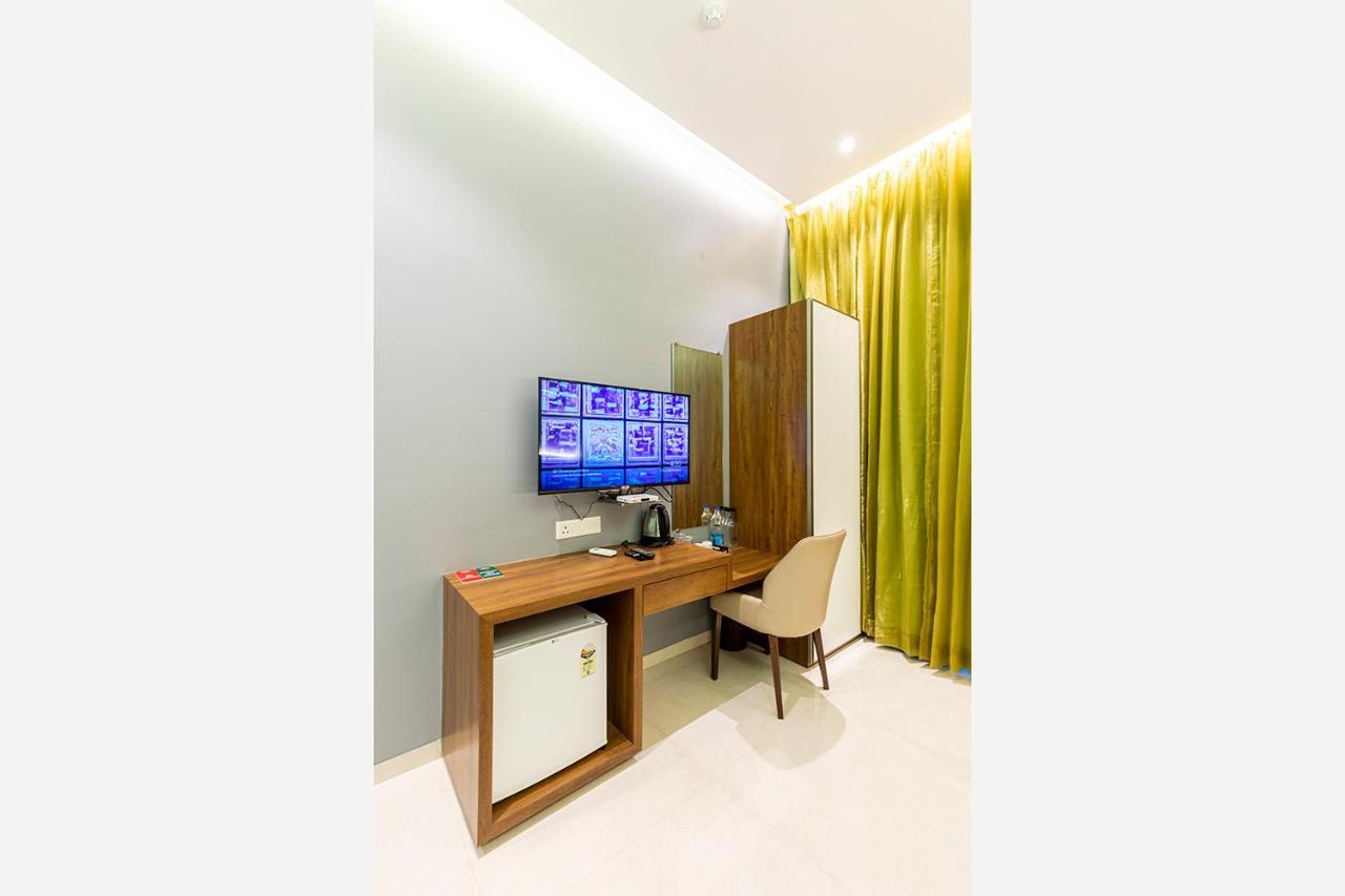 Hotel Seven Oaks Нави Мумбаи Экстерьер фото